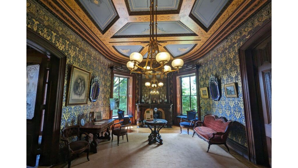 The library in the Lippitt House - historical places in Rhode Island
