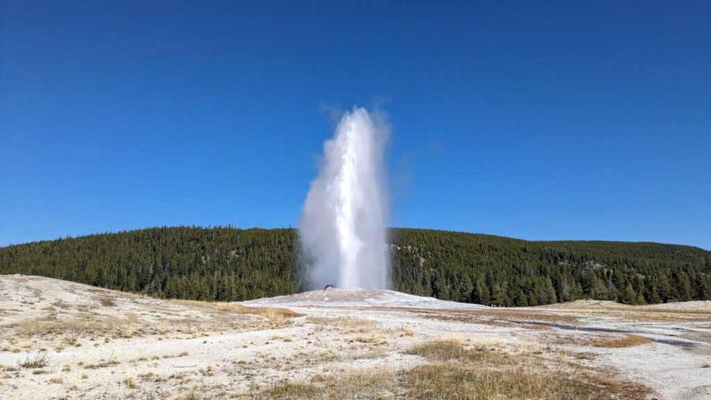 4 Day Yellowstone Itinerary - Old Faithful eruption
